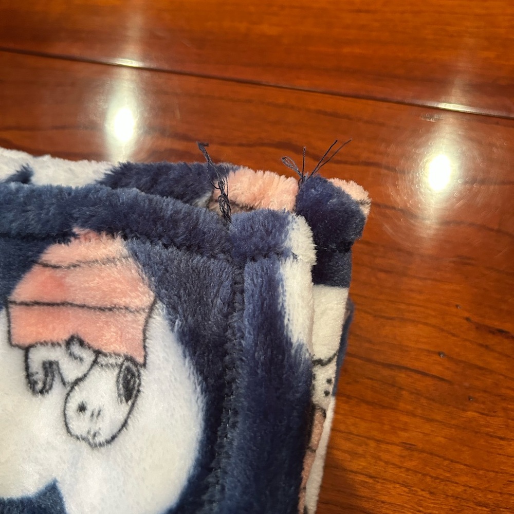 Berkshire Peanuts Valentine’s Lazy Snoopy Hearts Blanket - Picture 4 of 6